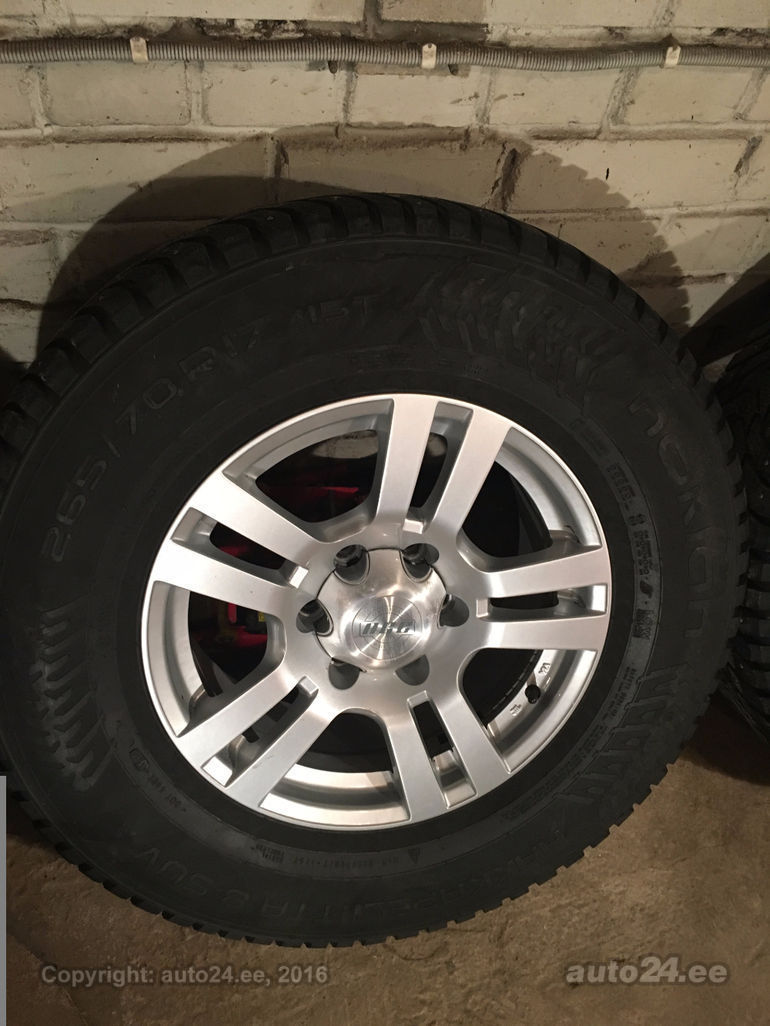 M: Nokian Hakkapeliitta 8 SUV 265/70R17 naast + valuveljed 6x139,7 17x8 ...